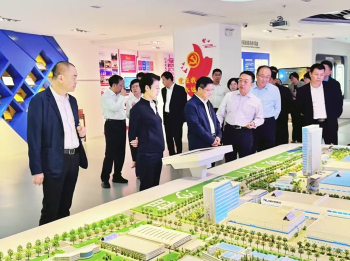 2024年10月17日，國家藥品監督管理局副局長雷平同志、山東省副省長王桂英、山東省藥品監督管理局局長李濤一行，在青島市相關部門領導陪同下蒞臨華仁藥業調研指導。