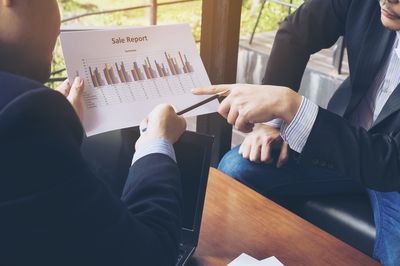 ID-981314-在咖啡店兩位討論圖表的商務人士高清大圖