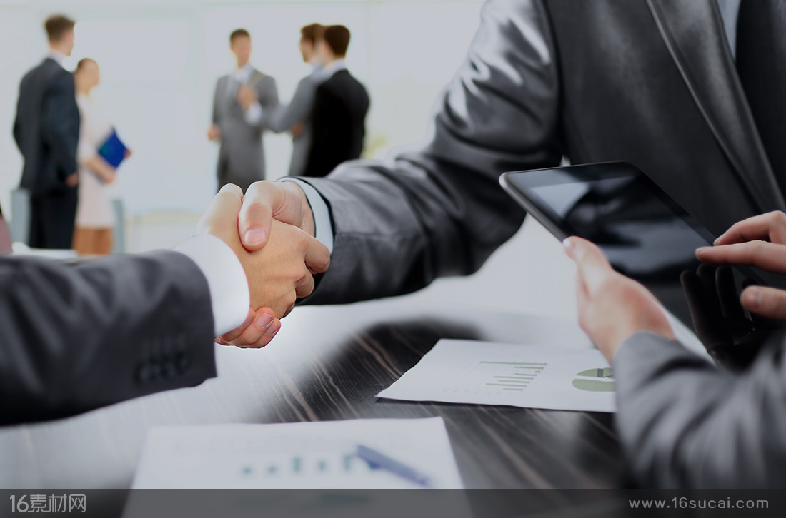 在辦公室里握手合作的商務人士高清攝影圖片 - 素材中國16素材網