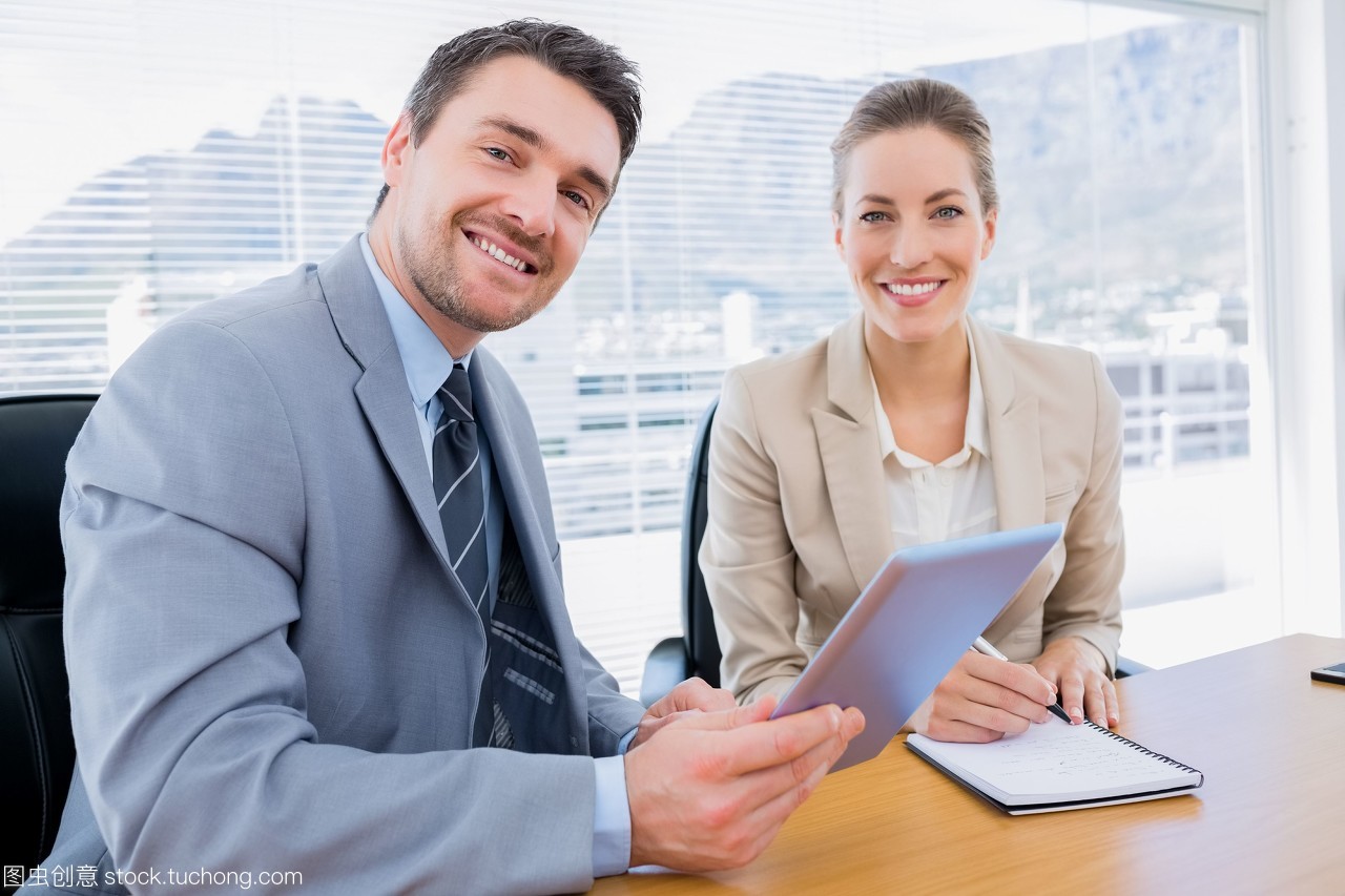 在商務會議上穿著得體的同事