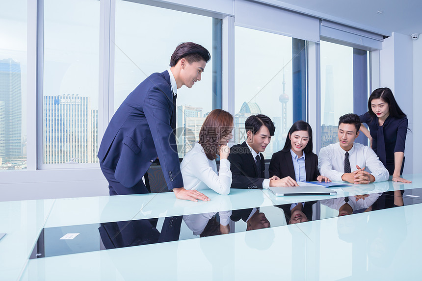 商務團隊會議討論