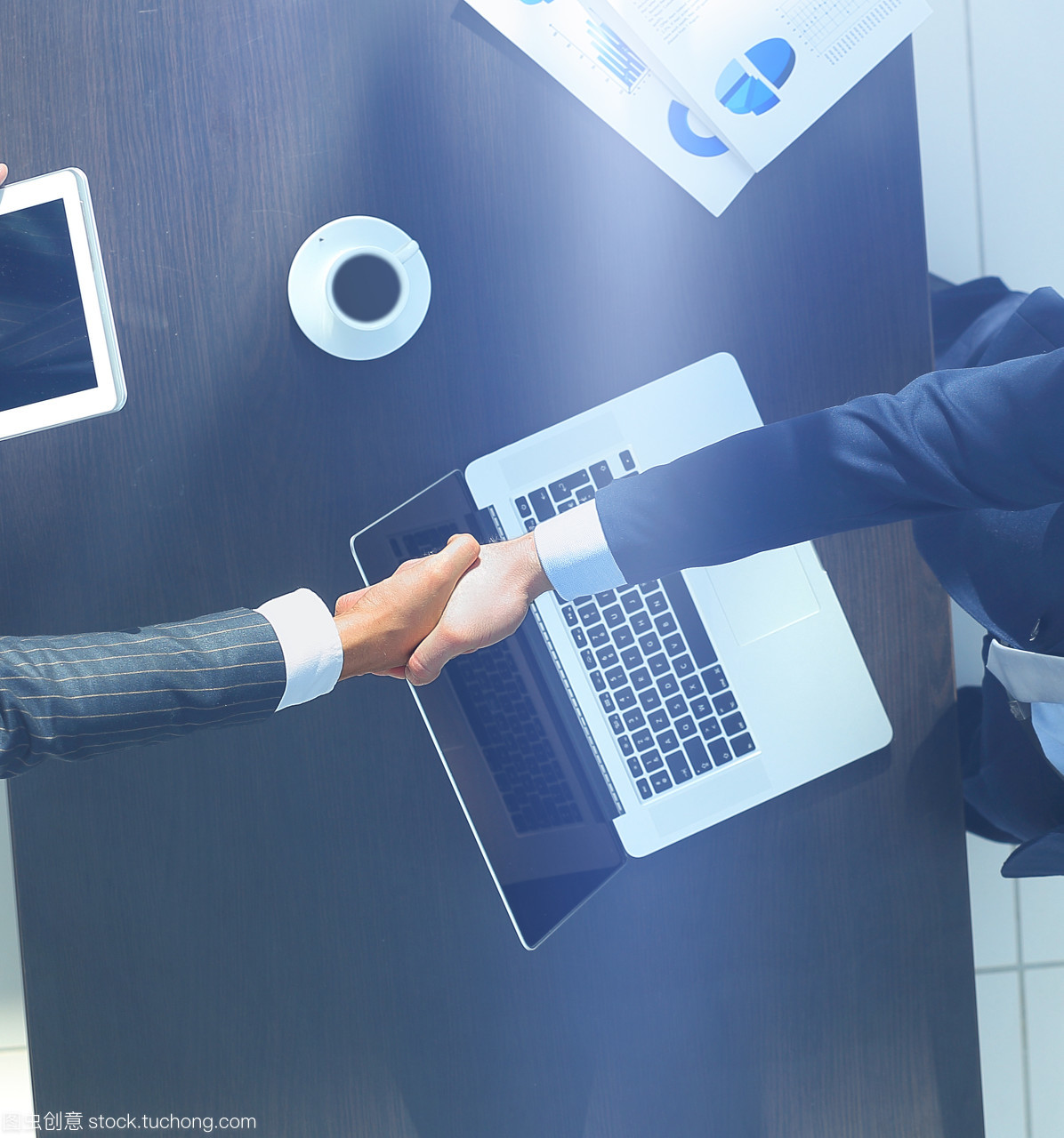 商務人會議討論企業握手概念