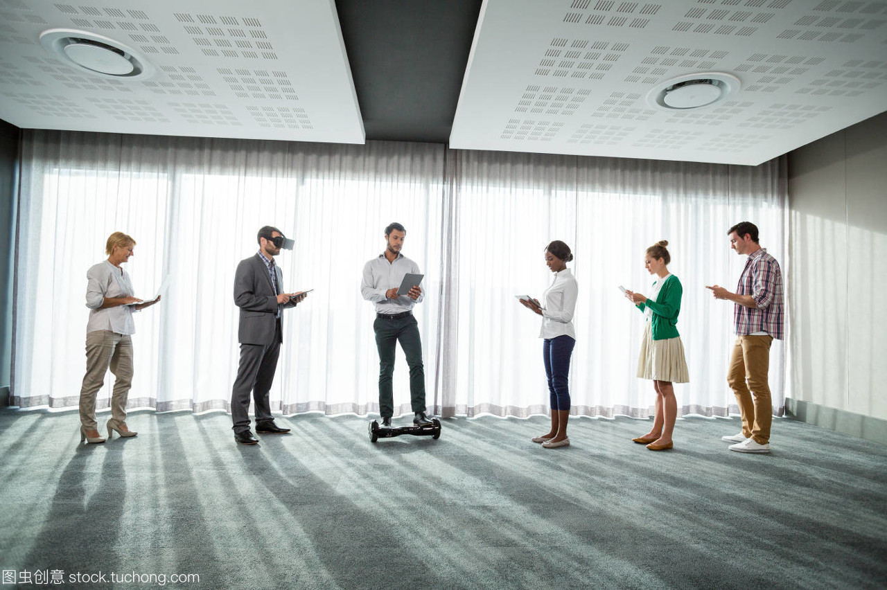 商務人士使用電子產品