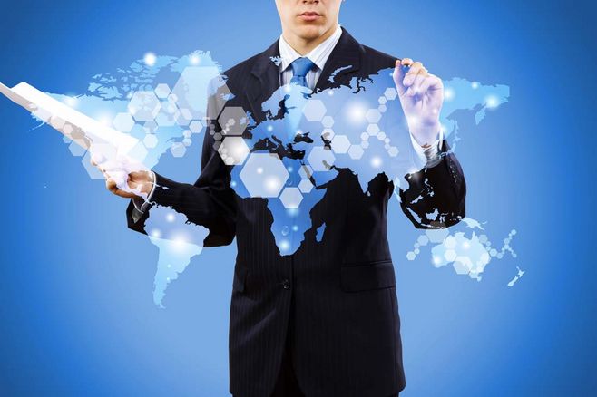 點擊世界地圖的商務男士高清圖片 - 素材中國16素材網