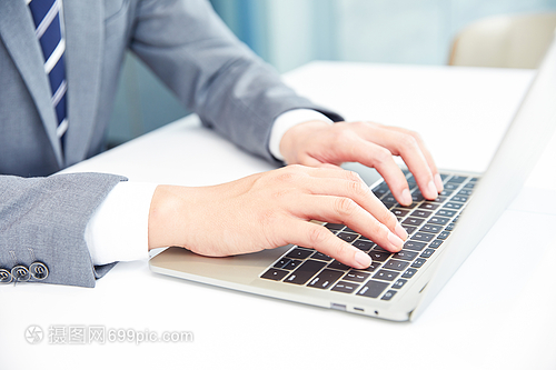 商務男士電腦辦公打字