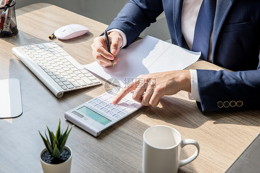 商務男士辦公寫字 專業形象與效率提升之道